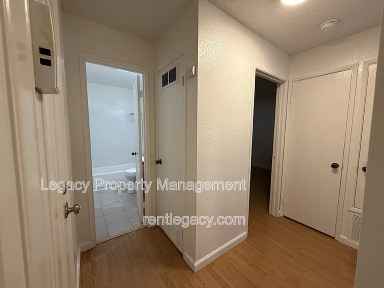 2125 Northwood Cir #D — Photo 2