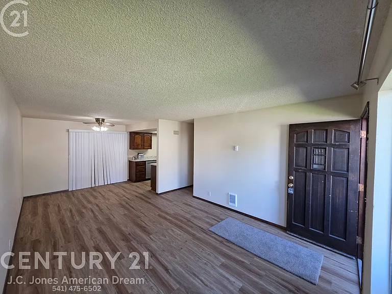 809 NW C St — Photo 3