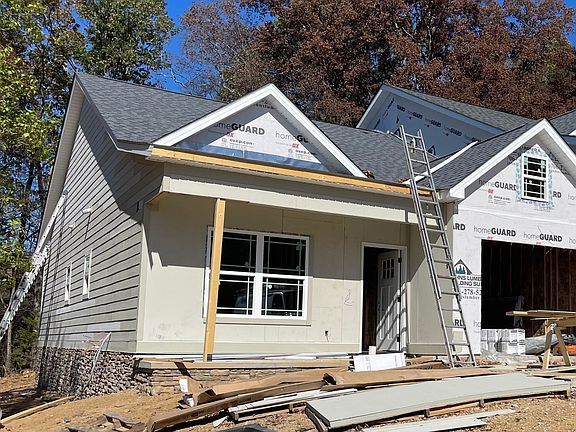 4th image of 87 Marilyn Cir