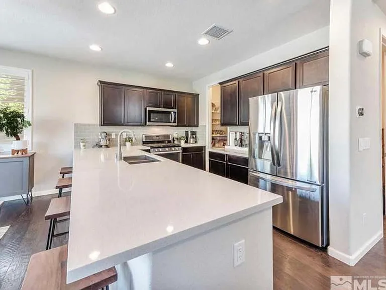 Stainless steel appliances, quartz countertops