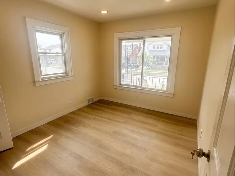 5444 Ternes St — Photo 5