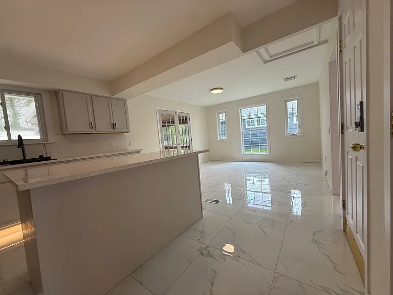 319 Barrington Rd — Photo 22