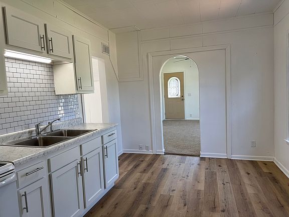 3rd image of 121 E Melvin Ave