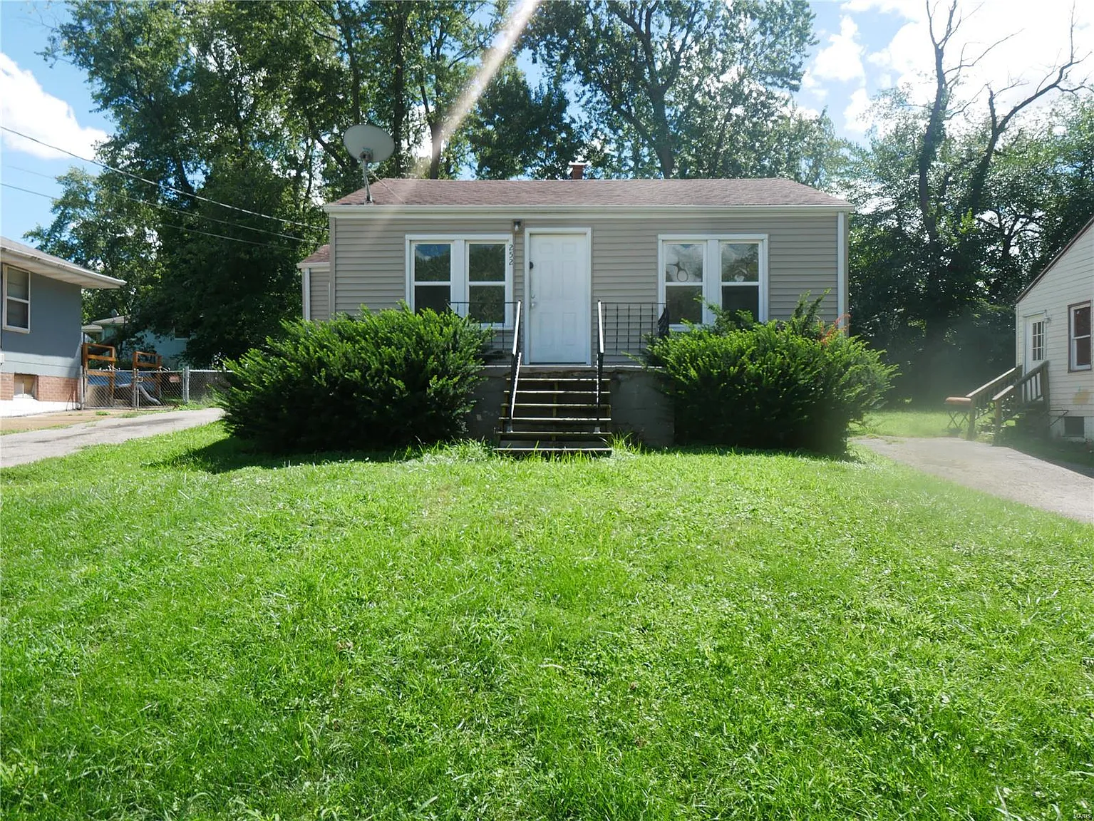 252 Flora Dr photo 1