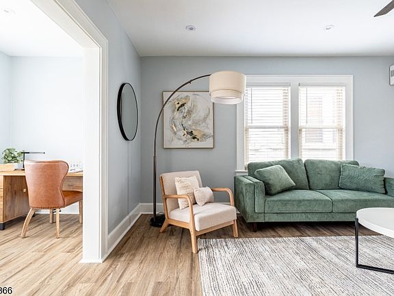 4th image of 11 Edison St