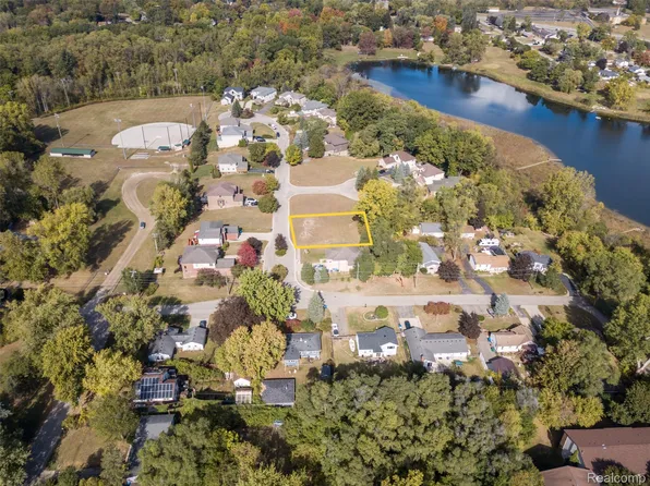 256 Madeleine Ln, Waterford, MI 48328