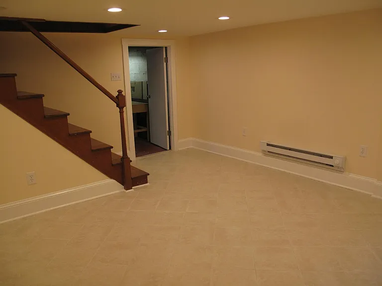 lower level extra room
for additional bedroom, work or play area