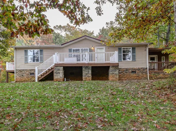 2019 Country Club Rd, Hurt, VA 24563
