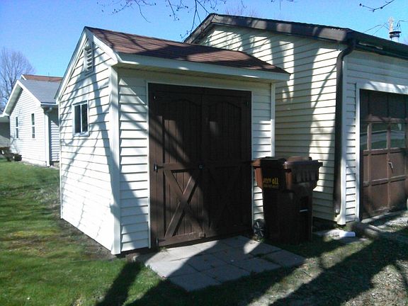 External Shed
						:
						Perfect for storing lawn and garden equipment/tools