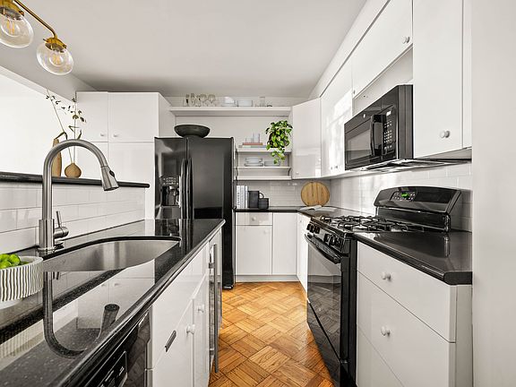 3rd image of 184 8th Ave #1