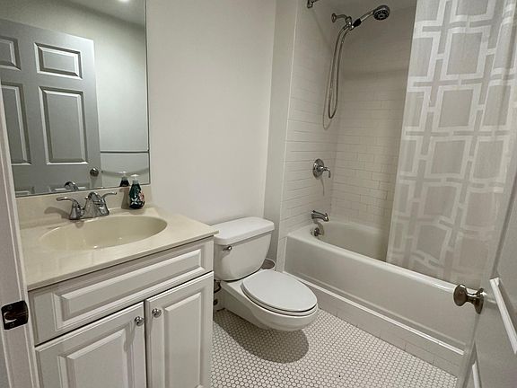 4th image of 20 Longwood Ave #B303