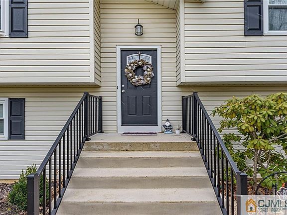2nd image of 29 Peddlers Ln