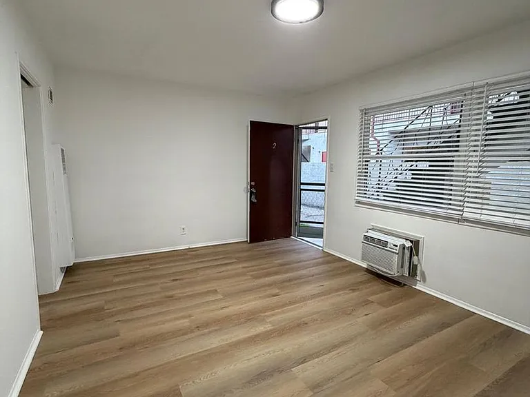 935 N Louise St — Photo 2