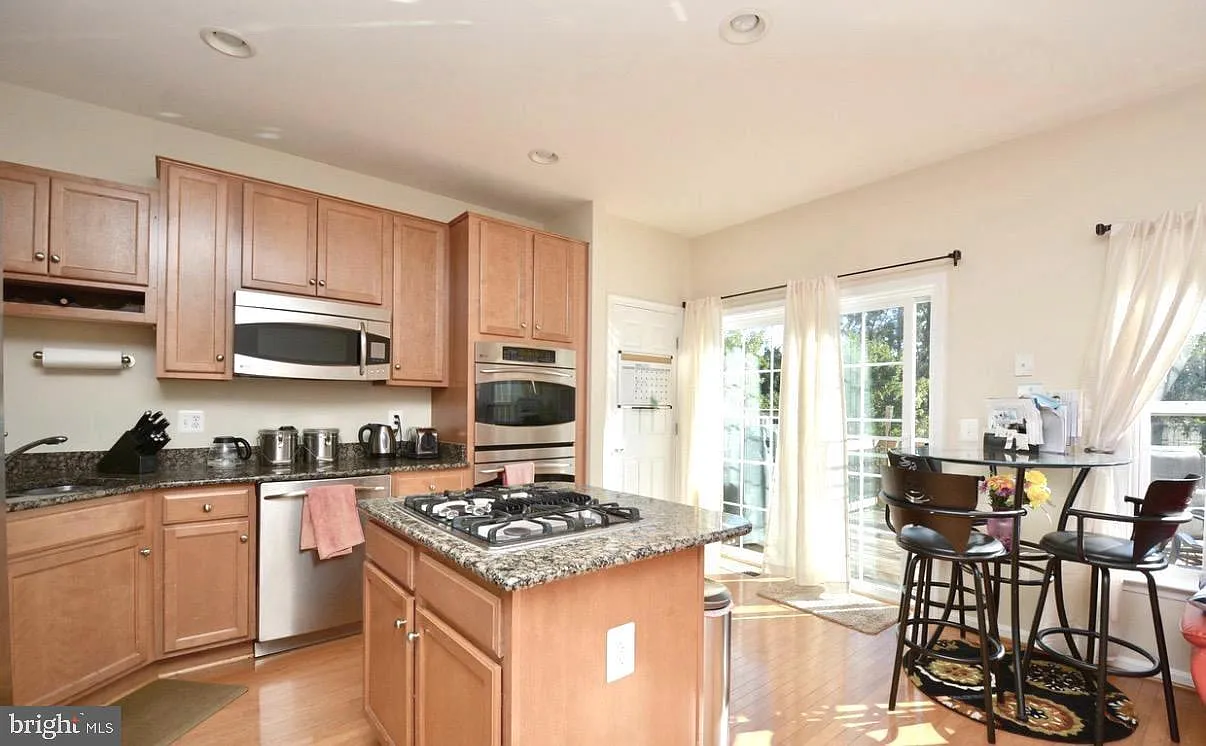 4 bed, 3.5 bath, 1600 sqft, $2,950 — Photo 4
