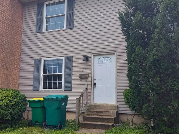 221 W Edgewater Way, Newark, DE 19702