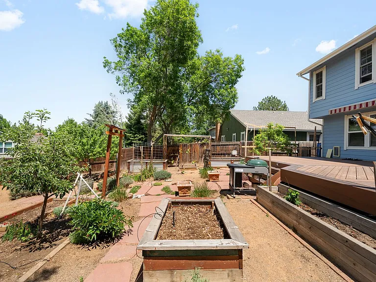 10217 Julian St — Photo 39