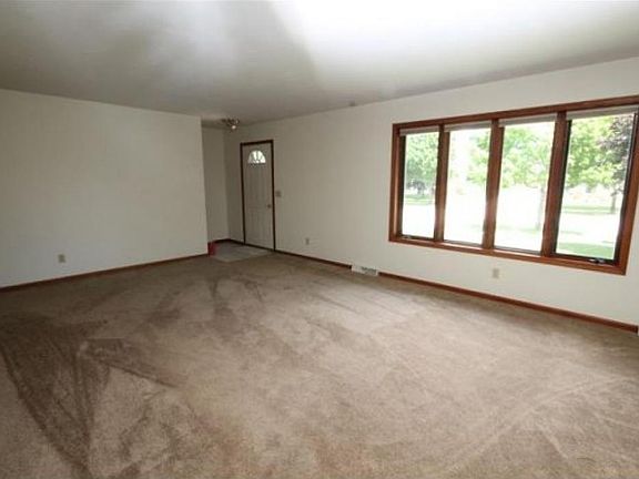 5th image of 536 Willow Dr