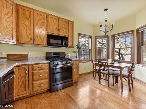 3rd image of 1912 Waverly Cir #1912