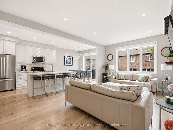 4th image of 44 Stillwater Cres
