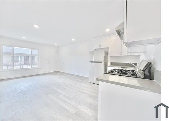 3rd image of 3900 Nicolet Ave APT 36