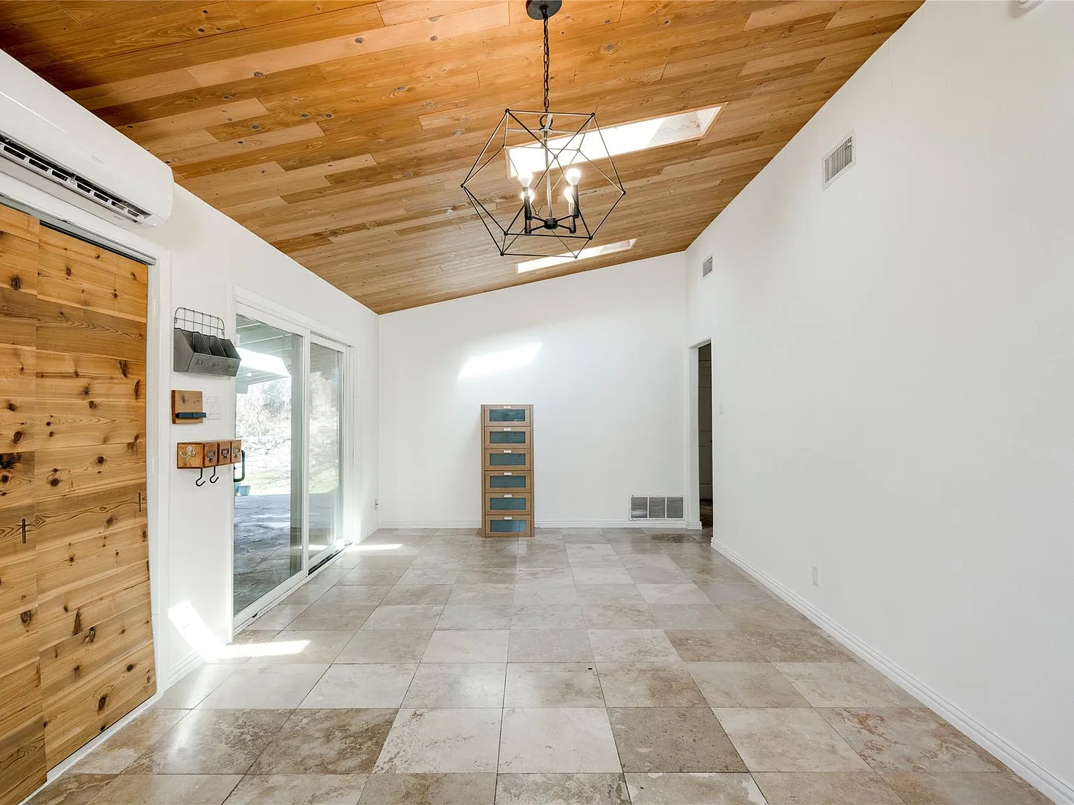 3 bed, 2.0 bath, 1302 sqft, $3,900 — Photo 4