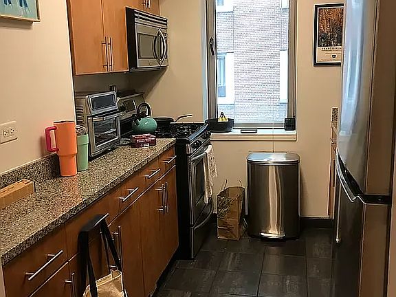 4th image of 348 W 38th St #518