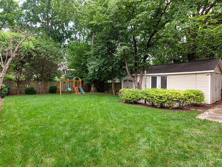 2319 Bay St — Photo 23