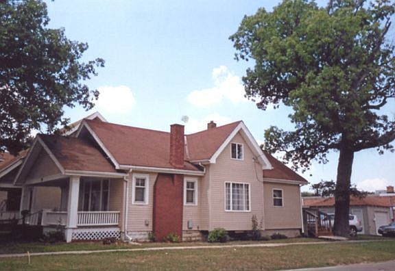 2nd image of 738 Oak Grove Ave