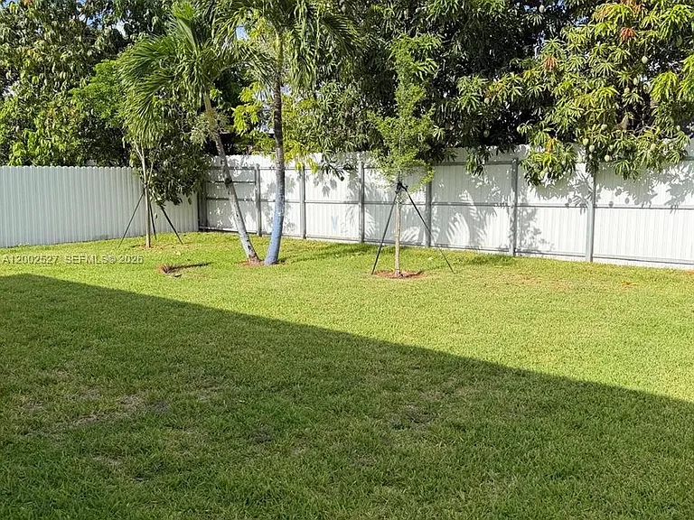 831 SE 9th Ave — Photo 3