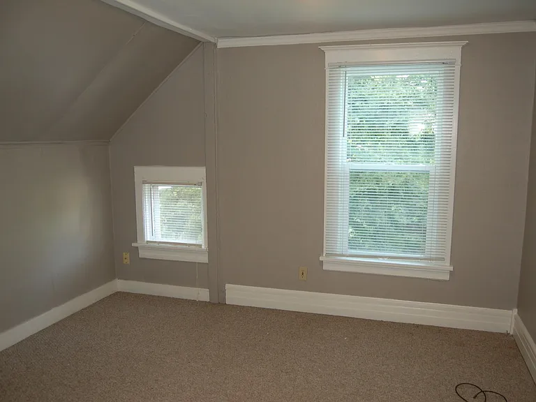 909 N Governor St — Photo 11