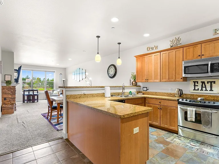 1000 N Holladay Dr #1000 — Photo 4