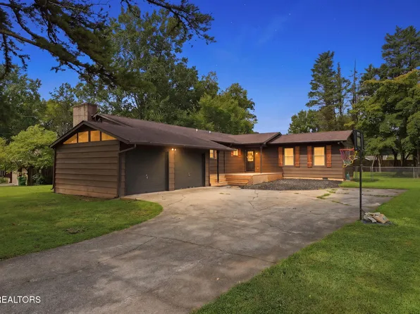 227 Leniz Dr, Maryville, TN 37803
