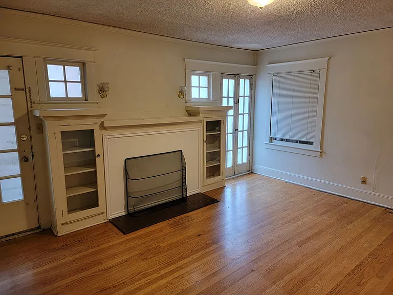 Avondale Apartments — Photo 36