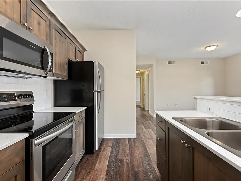 Owyhee Park Apartments — Photo 7