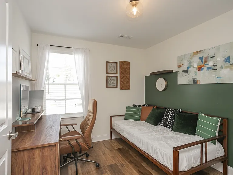 803 Goswell Dr — Photo 16
