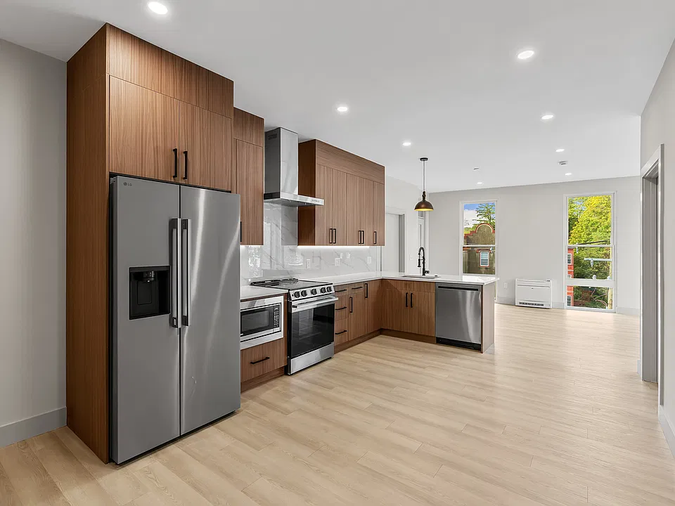 521-529 Franklin St #202