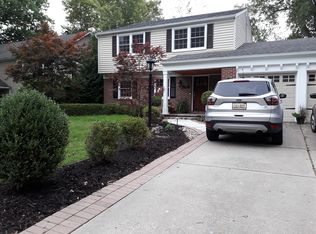 2462 London Dr, Troy, MI 48085