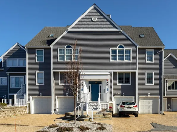 700 Shore Dr #3-305, Fall River, MA 02721