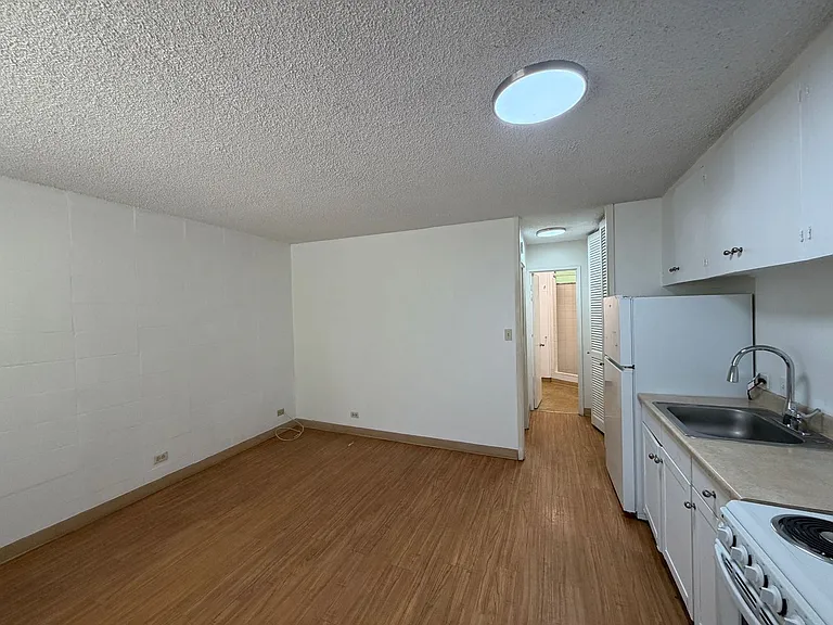 403 Hobron Ln — Photo 5