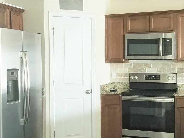 513 Eastfair Dr — Photo 9