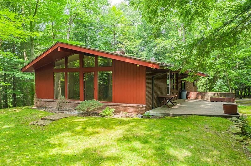 1st image of 450 Woodcliff Dr
