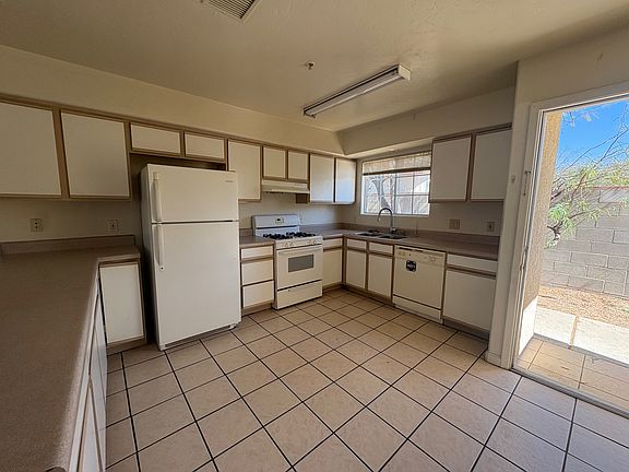 5th image of 3213 E Blacklidge Dr #3