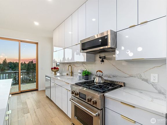 4th image of 3022 Sylvan Drive W