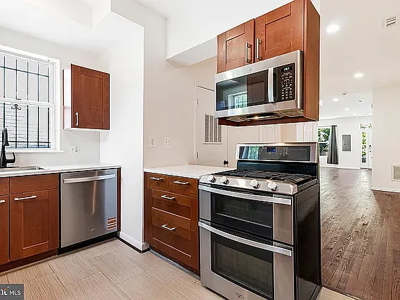 3 bed, 2.5 bath, 1550 sqft, $3,800 — Photo 4