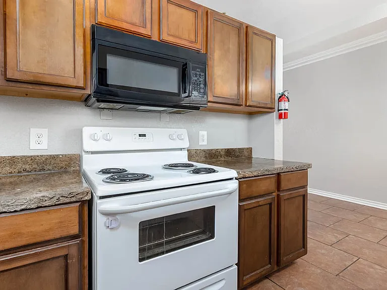 Meridian Place Apartments — Photo 30