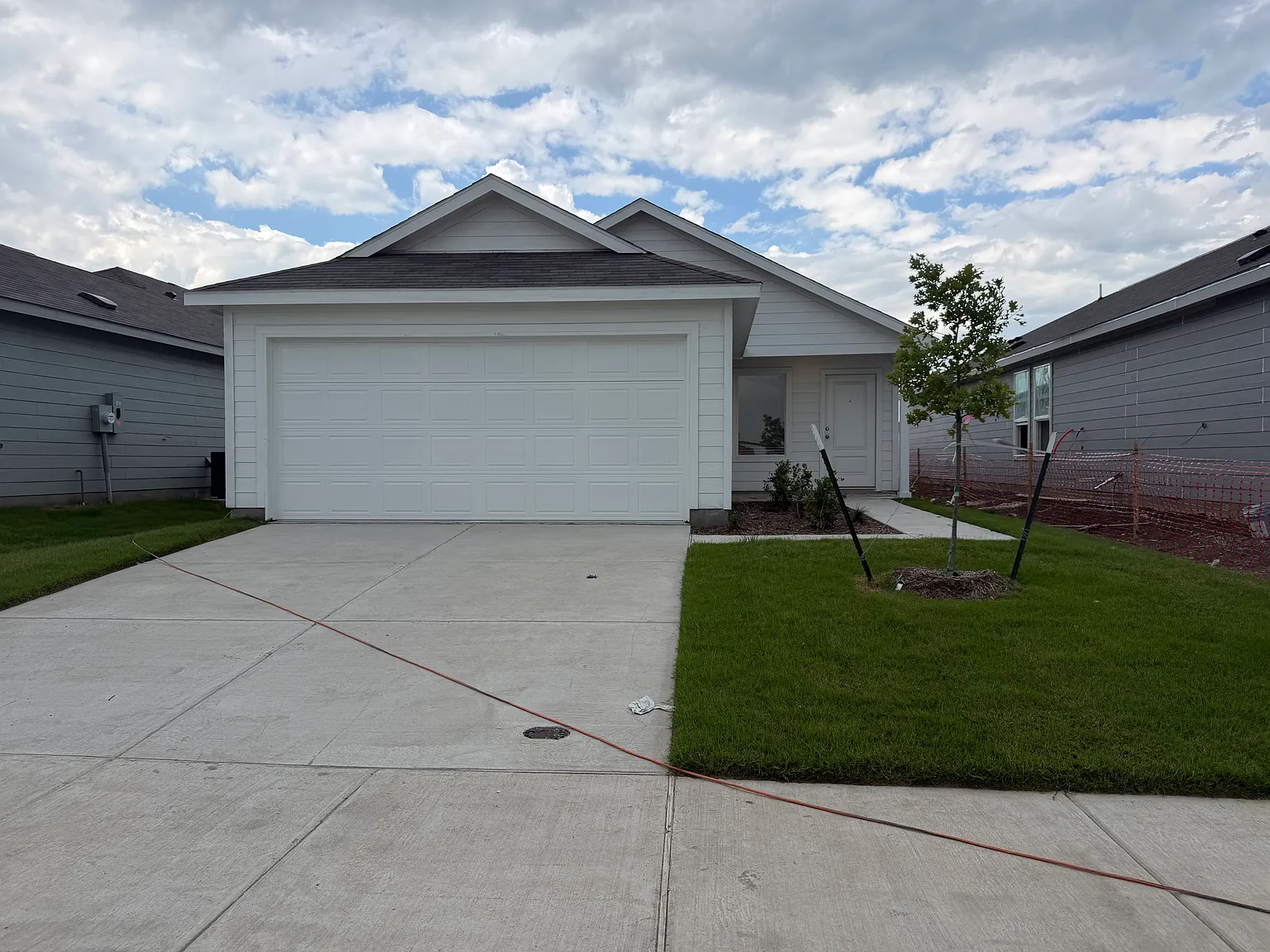 3 bed, 1402 sqft, $2,000 — Photo 1