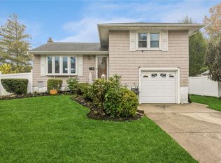88 N Cedar St, Massapequa, NY 11758