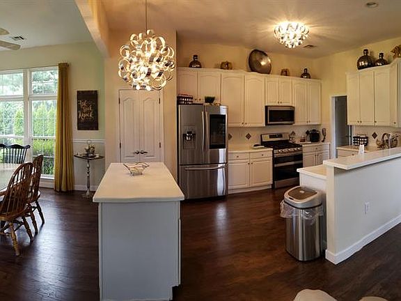 3rd image of 76 Greenways Ln