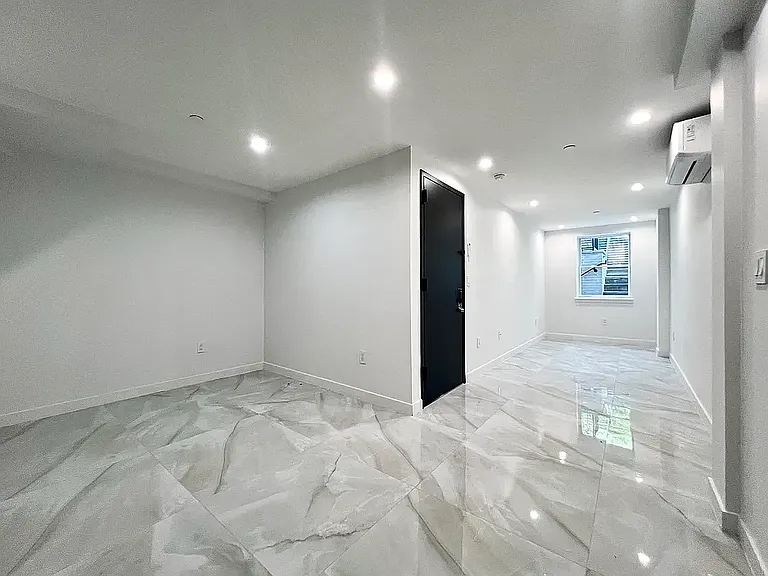 27-10 Crescent St #1A — Photo 3