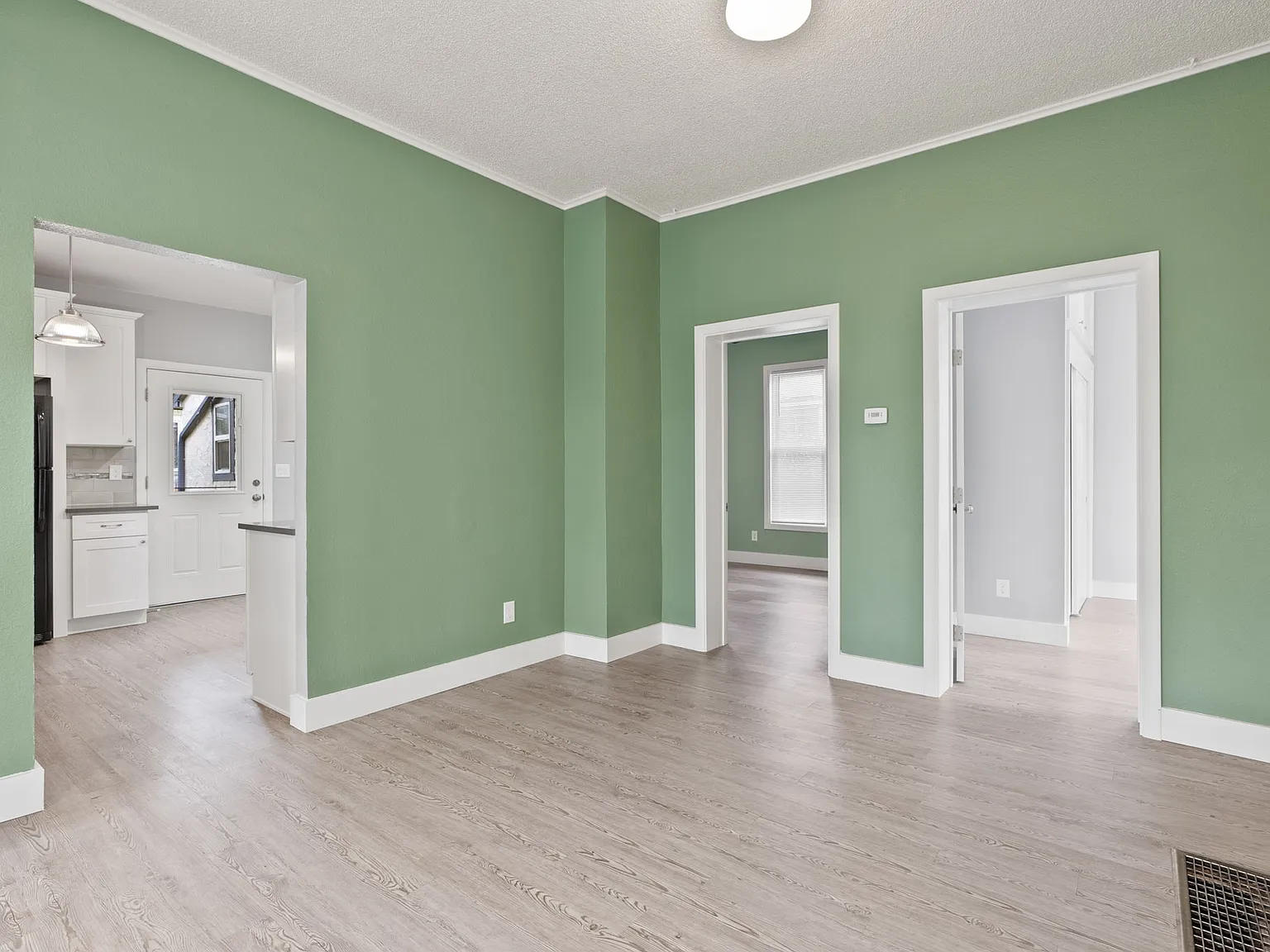 2 bed, 1000 sqft, $2,700 — Photo 3